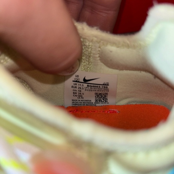 Nike Yellow and Blue React Sneakers Dynamic Design - Picture 11 of 11